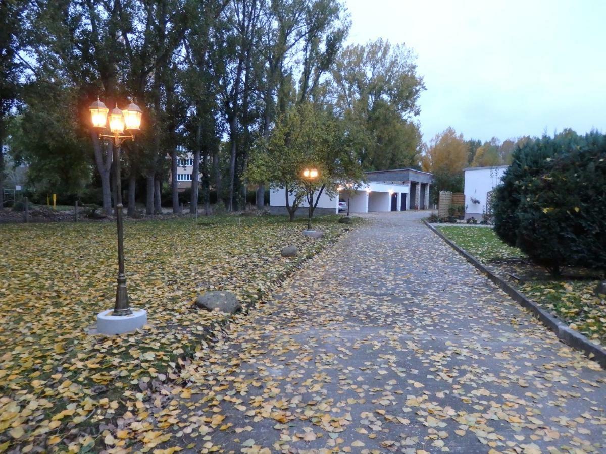 Готель Zur Saale Вайсенфельс Екстер'єр фото
